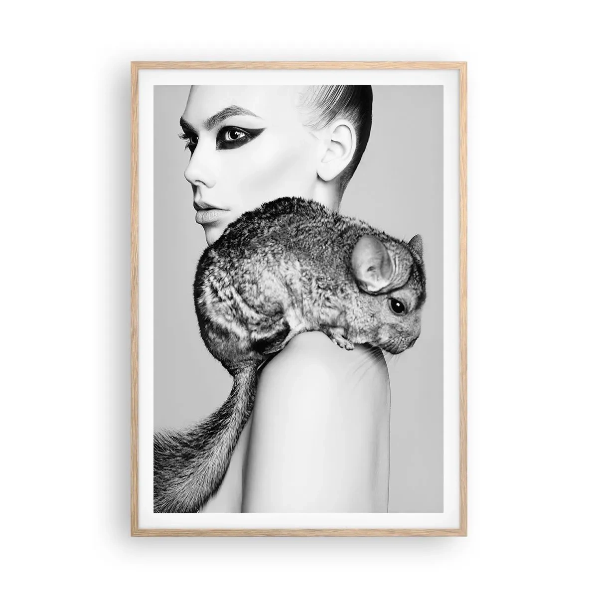Een poster in een licht eiken lijst - Dame met een chinchilla - 70x100 cm