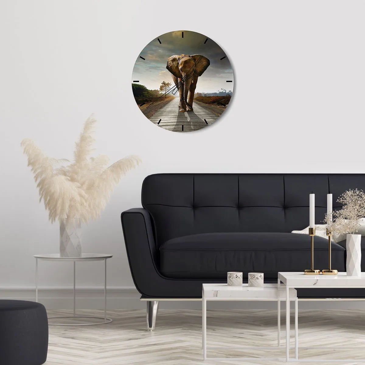 Wandklok - Klok - Een olifant op de weg in een Afrikaans landschap - 30x30cm - En helemaal niet in een porseleinen pakhuis - Moderne wanddecoratie voor woonkamer, keuken en slaapkamer ARTTOR