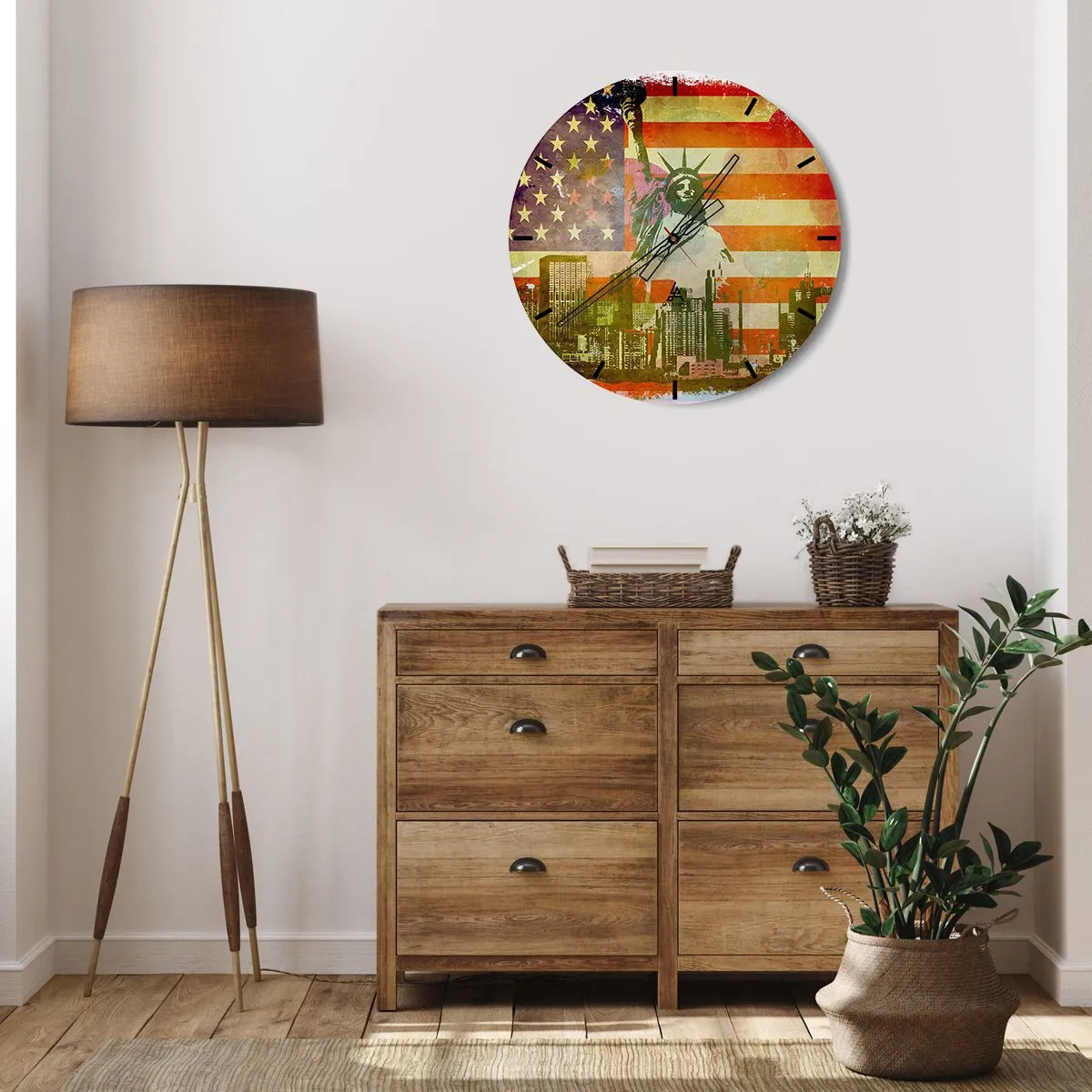 Wandklok - Klok - Het Vrijheidsbeeld tegen de achtergrond van de Amerikaanse vlag en het stadsgezicht - 30x30cm - Viva America! - Moderne wanddecoratie voor woonkamer, keuken en slaapkamer ARTTOR