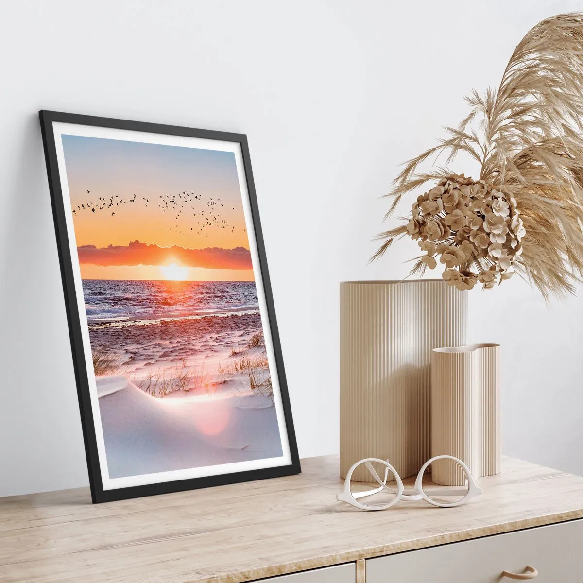 Poster in een zwarte lijst - Zonsondergang boven de zee met vogels aan de horizon en het strand - 50x70cm - Horizontaal landschap - Moderne wanddecoratie voor woonkamer en slaapkamer ARTTOR