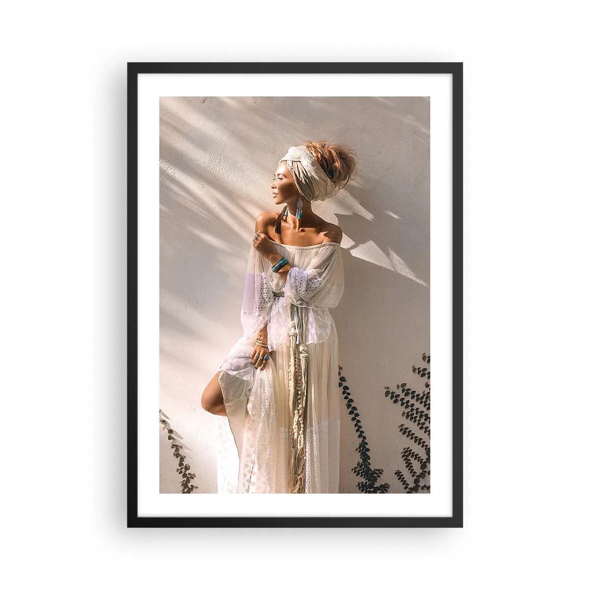 Poster in een zwarte lijst - Stijlvolle vrouw in een boho-jurk tegen een lichte muur - 50x70cm - De zon en het meisje - Moderne wanddecoratie voor woonkamer en slaapkamer ARTTOR