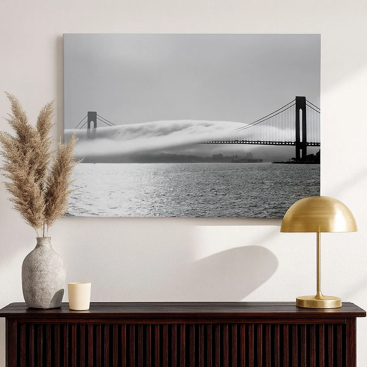 Schilderen op canvas - Een brug over water gehuld in mist op een zwart-witfoto - 70x50cm - Vaar door de Golden Gates - Moderne wanddecoratie voor woonkamer en slaapkamer ARTTOR