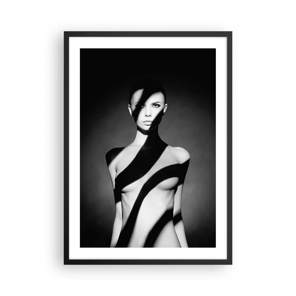 Poster in een zwarte lijst - Vrouw in zwart-witte grafische schaduwen - 50x70cm - In glans en schaduw - Moderne wanddecoratie voor woonkamer en slaapkamer ARTTOR