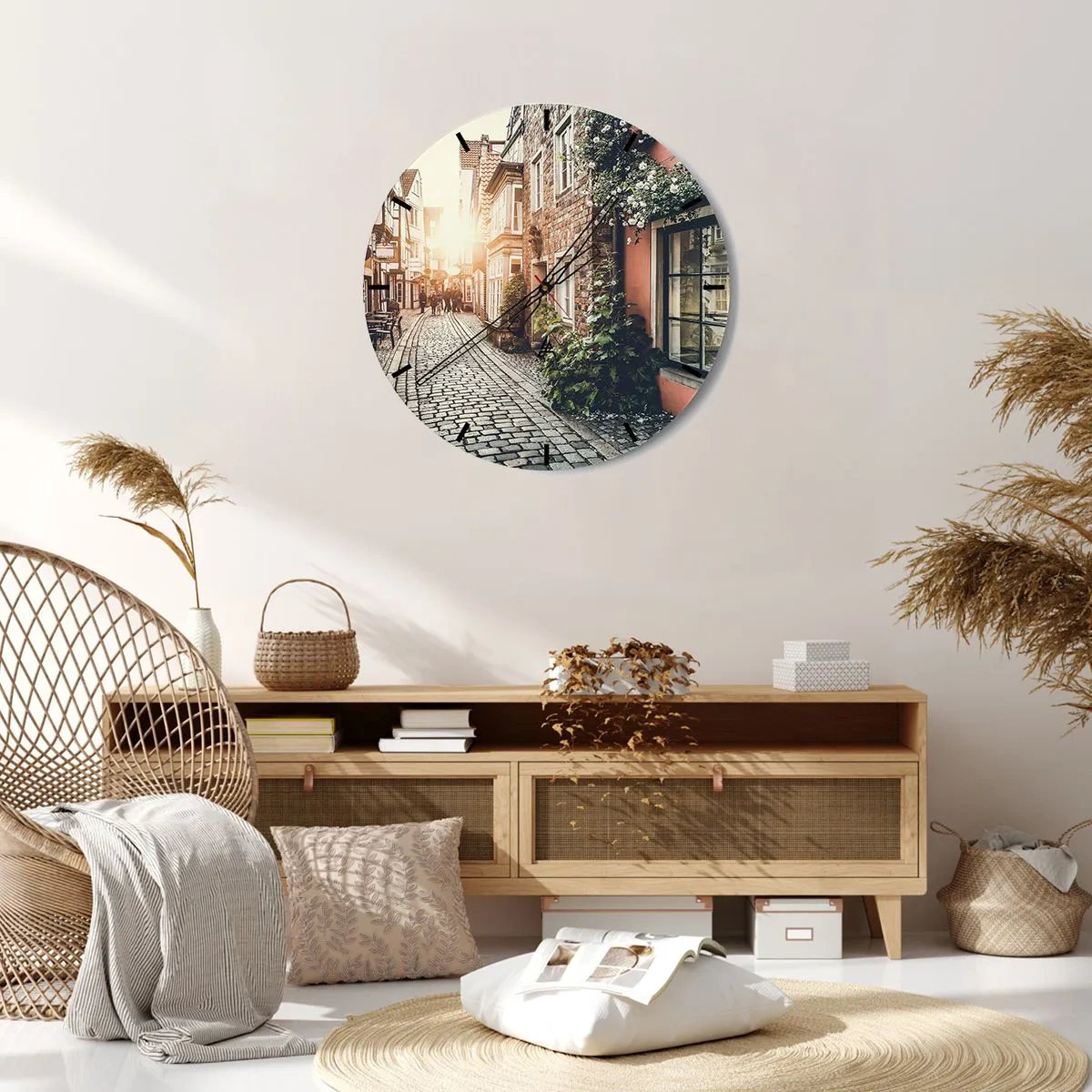 Wandklok - Klok - Een pittoresk straatje met huurkazernes en rozen in het licht van de zonsondergang - 30x30cm - Rozensteeg in roze gloed - Moderne wanddecoratie voor woonkamer, keuken en slaapkamer ARTTOR