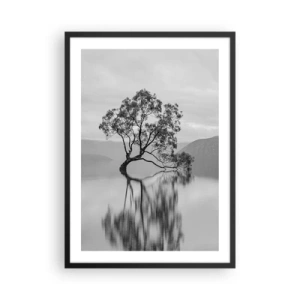 Poster in een zwarte lijst - Een eenzame boom weerspiegeld in het kalme water - 50x70cm - Er is zo'n land - Moderne wanddecoratie voor woonkamer en slaapkamer ARTTOR