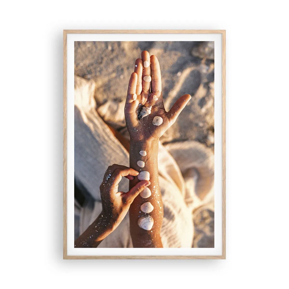Een poster in een licht eiken lijst - Schoonheid binnen handbereik - 70x100 cm
