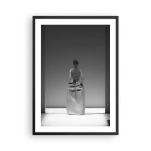 Poster in een zwarte lijst - Een minimalistische zwart-witfoto van een vrouw op de catwalk. - 50x70cm - Verfijnde eenvoud - Moderne wanddecoratie voor woonkamer en slaapkamer ARTTOR