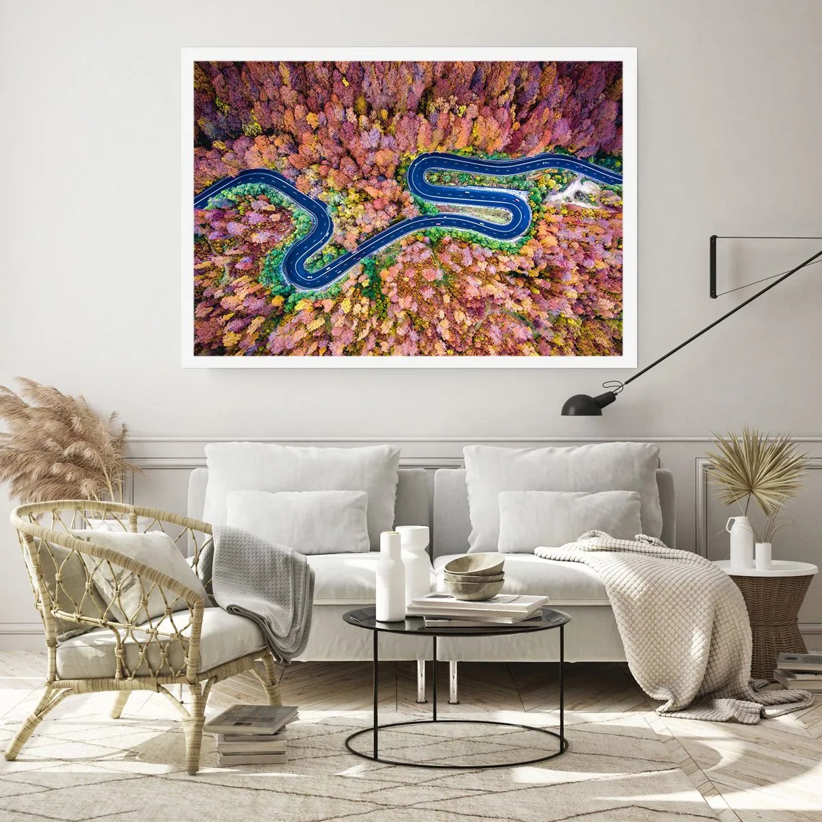 Poster - Een kronkelende weg door het bos - 91x61 cm