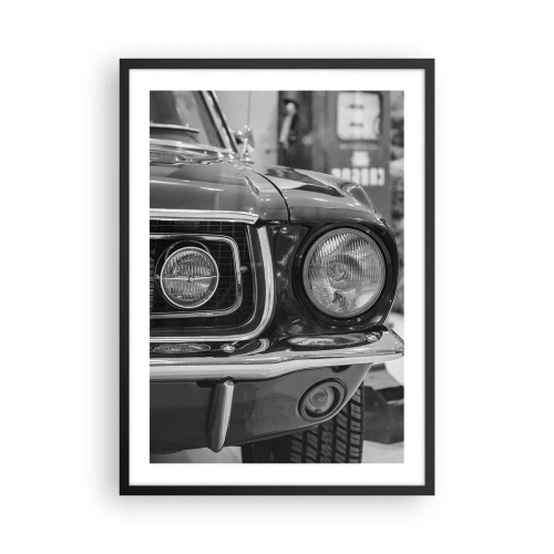 Poster in een zwarte lijst - Zwart-wit close-up van de voorkant van een klassieke auto - 50x70cm - Hard rijden - Moderne wanddecoratie voor woonkamer en slaapkamer ARTTOR
