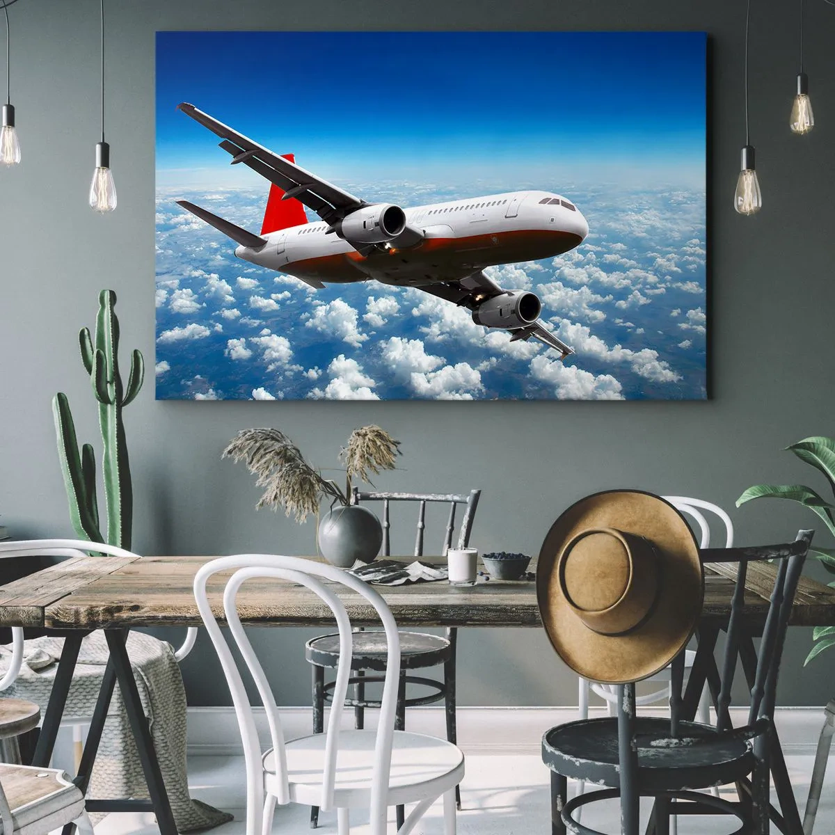 Schilderen op canvas - Een passagiersvliegtuig vliegt hoog boven de wolken tegen een blauwe lucht. - 70x50cm - Even weg van alles - Moderne wanddecoratie voor woonkamer en slaapkamer ARTTOR