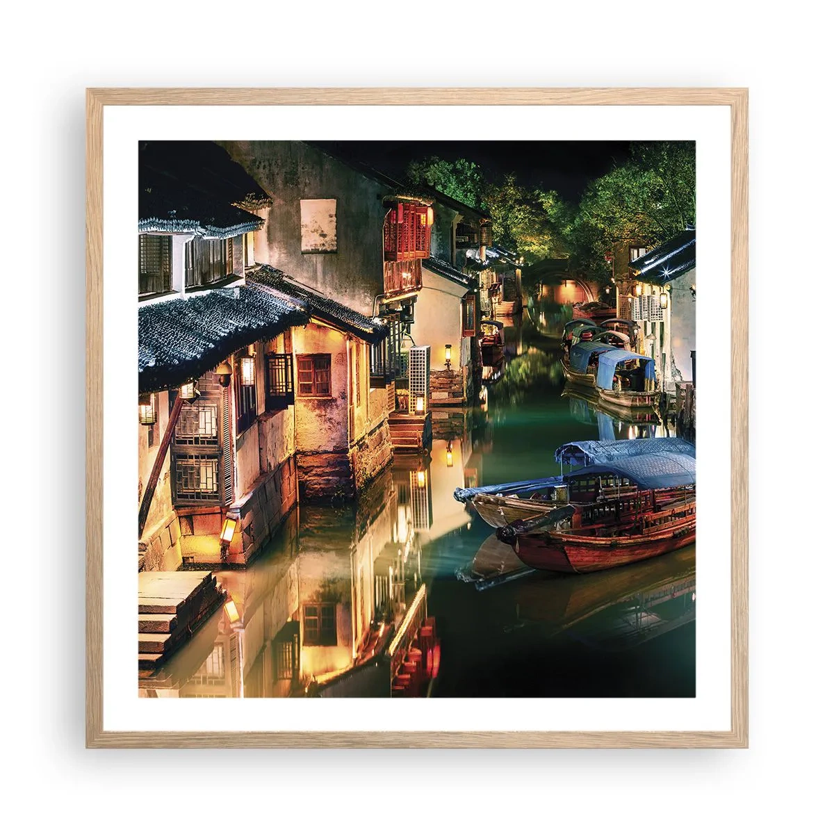 Een poster in een licht eiken lijst - Een avond op een Chinese straat - 60x60 cm