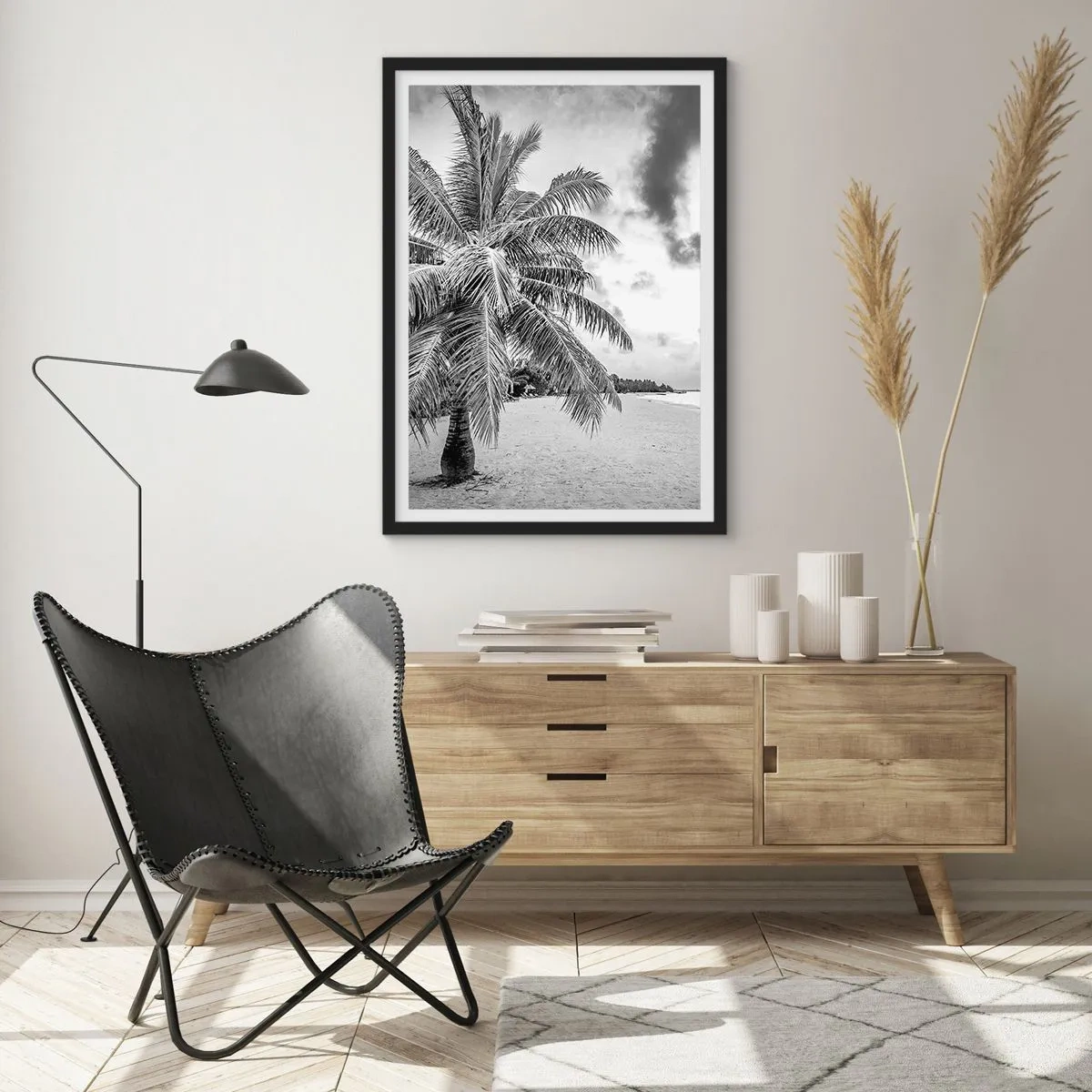 Poster in een zwarte lijst - Een zwart-witte palmboom op een leeg strand onder een bewolkte lucht. - 50x70cm - Wanneer je verlangt naar eenzaamheid... - Moderne wanddecoratie voor woonkamer en slaapkamer ARTTOR
