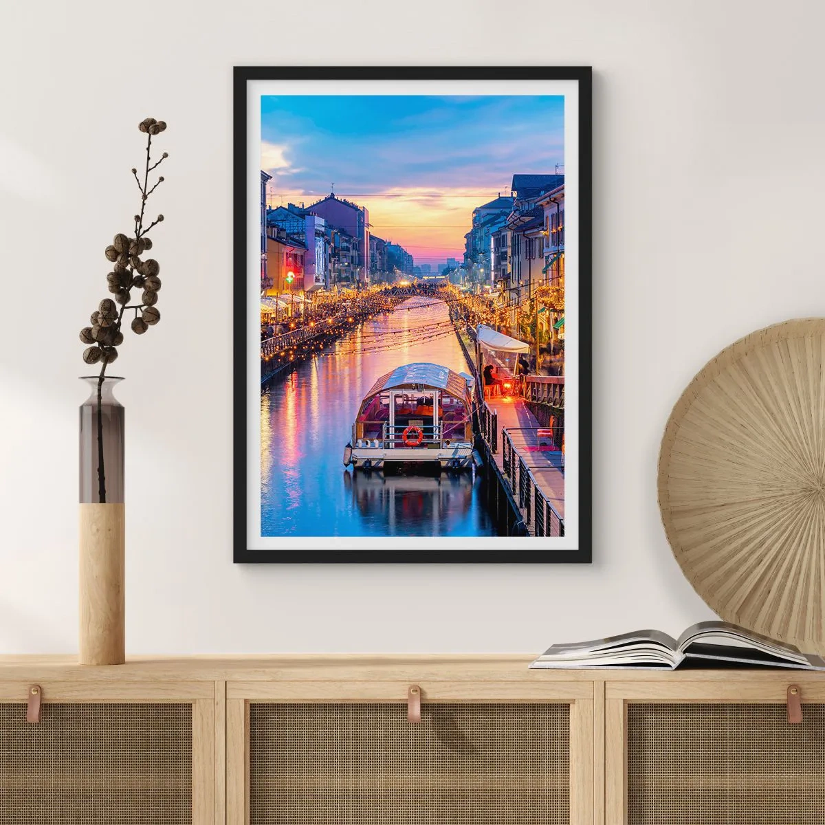 Poster in een zwarte lijst - Kanaal met boot en avondverlichting in een pastelkleurige zonsondergang - 50x70cm - Een avond vol licht en plezier - Moderne wanddecoratie voor woonkamer en slaapkamer ARTTOR