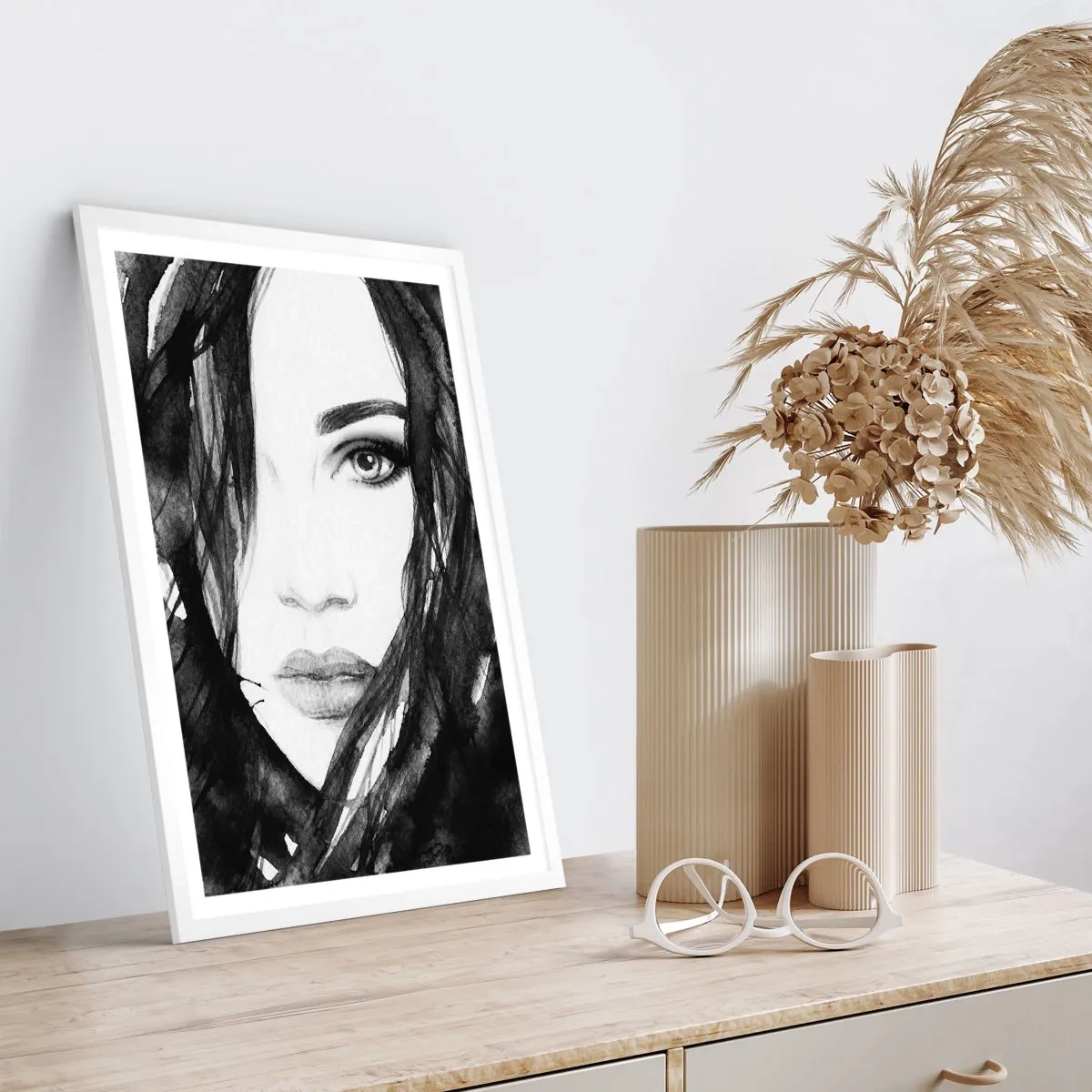 Poster in een witte lijst - Portret van een dame in zwart en wit - 40x50 cm