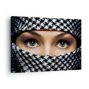 Schilderen op canvas - De groene ogen van een vrouw gaan schuil achter een stof met een zwart-wit patroon. - 70x50cm - Portret van een gesluierde schoonheid met groene ogen - Moderne wanddecoratie voor woonkamer en slaapkamer ARTTOR