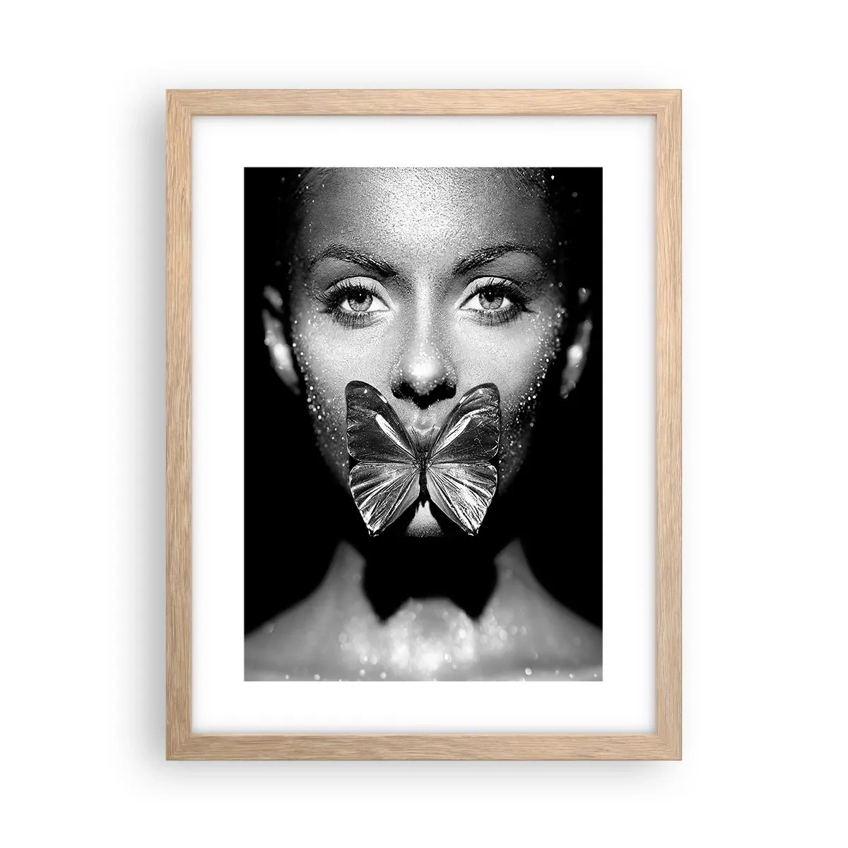Een poster in een licht eiken lijst - Vlinder kus - 30x40 cm