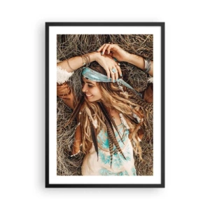 Poster in een zwarte lijst - Een vrouw in boho-stijl met dreadlocks en sieraden tegen een achtergrond van droog gras. - 50x70cm - Op weg naar de zomer van de liefde - Moderne wanddecoratie voor woonkamer en slaapkamer ARTTOR