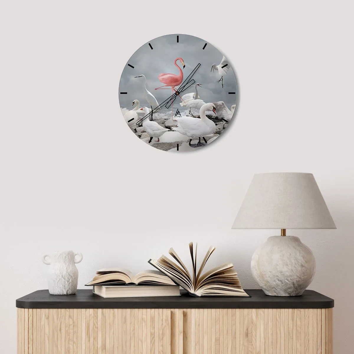 Wandklok - Klok - Een roze flamingo tussen witte zwanen en reigers boven het water - 30x30cm - Hoe ben ik hier terecht gekomen? - Moderne wanddecoratie voor woonkamer, keuken en slaapkamer ARTTOR