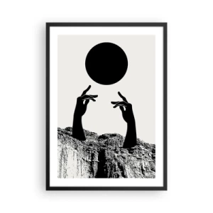 Poster in een zwarte lijst - Symbolische handen die naar een zwarte bal reiken tegen een achtergrond van rotsen - 50x70cm - Surrealistische compositie: de zon en de rest - Moderne wanddecoratie voor woonkamer en slaapkamer ARTTOR