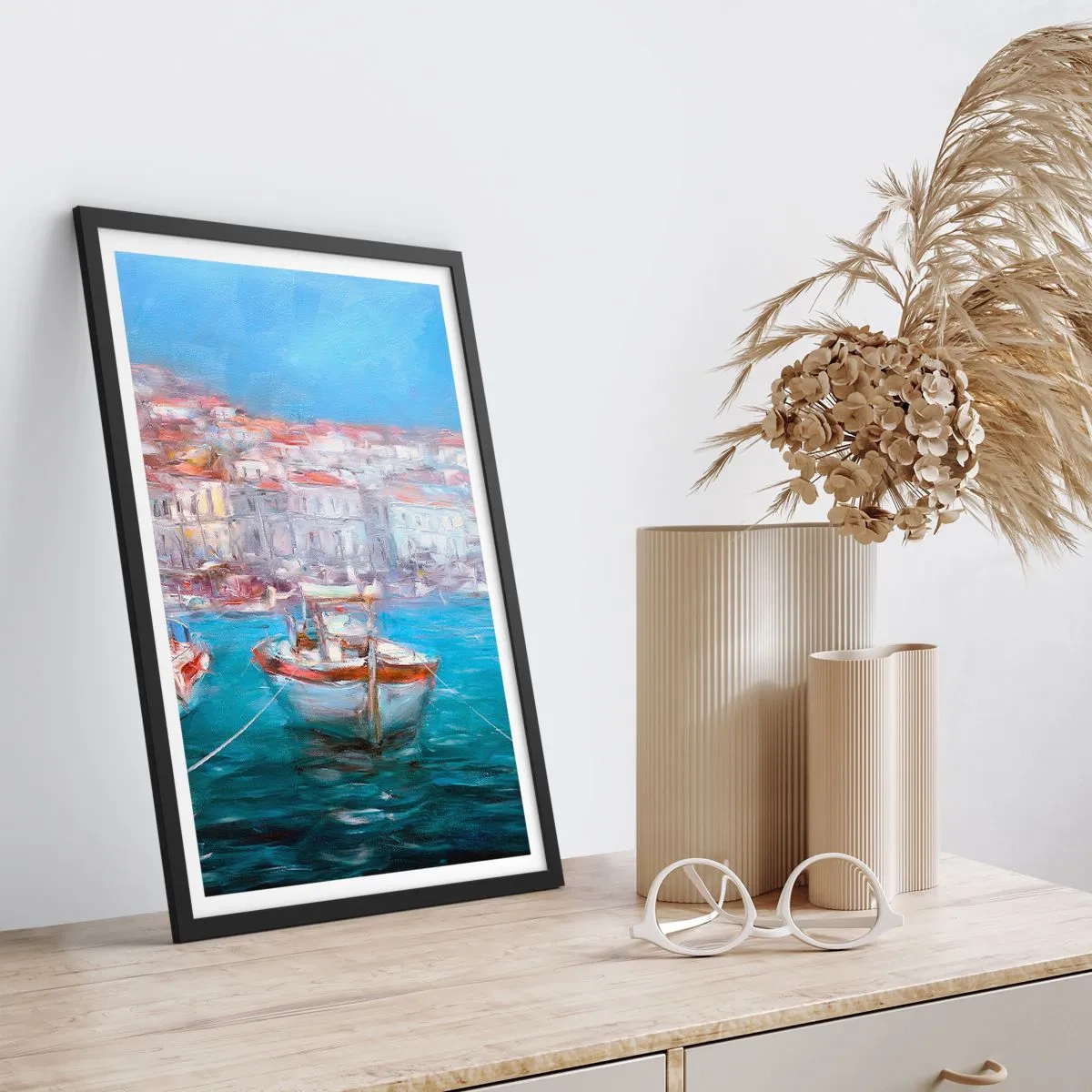 Poster in een zwarte lijst - Een boot in de haven, met uitzicht op de stad - 50x70cm - Italiaanse baai - Moderne wanddecoratie voor woonkamer en slaapkamer ARTTOR