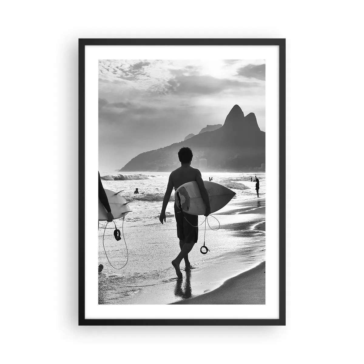 Poster in een zwarte lijst - Een surfer op het strand op een zwart-witfoto - 50x70cm - Enkele golf samba - Moderne wanddecoratie voor woonkamer en slaapkamer ARTTOR