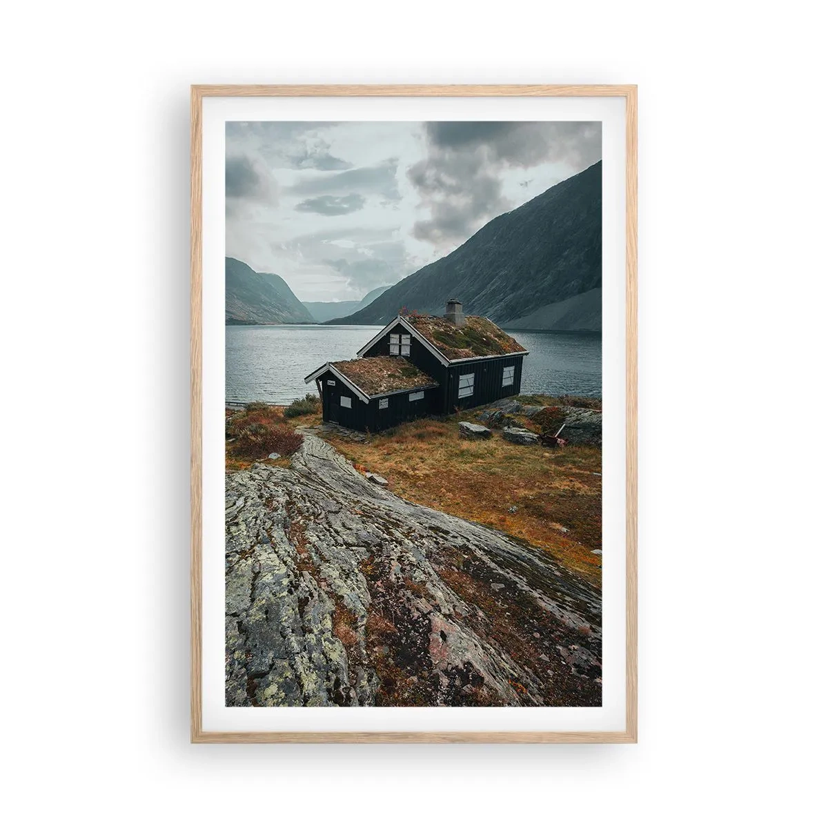 Een poster in een licht eiken lijst - Een zomerverblijf aan het fjord - 61x91 cm