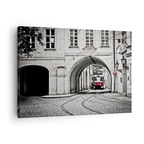 Schilderen op canvas - Een zwart-witte tram in een historische stadsstraat - 70x50cm - Door het doolhof van de stad - Moderne wanddecoratie voor woonkamer en slaapkamer ARTTOR