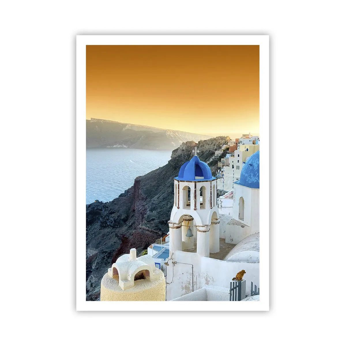 Poster - Santorini - genesteld tegen de rotsen - 70x100 cm