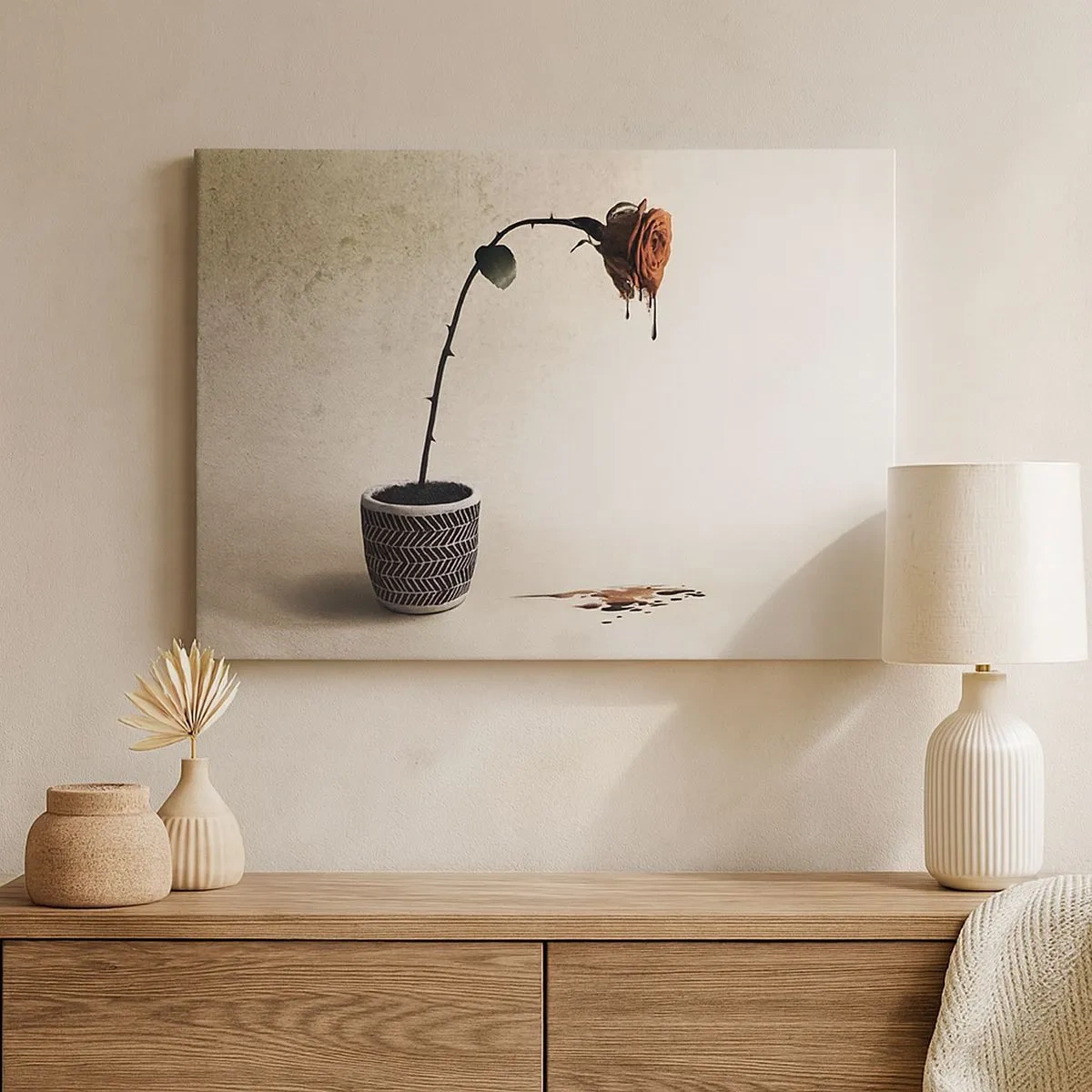 Schilderen op canvas - Een rode roos in een pot met druppels kleurstof op een witte achtergrond - 70x50cm - Rosa dolorosa - Moderne wanddecoratie voor woonkamer en slaapkamer ARTTOR