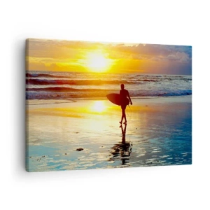 Schilderen op canvas - Een surfer loopt bij zonsondergang over het strand met een surfplank in zijn hand. - 70x50cm - De terugkeer van de krijger - Moderne wanddecoratie voor woonkamer en slaapkamer ARTTOR