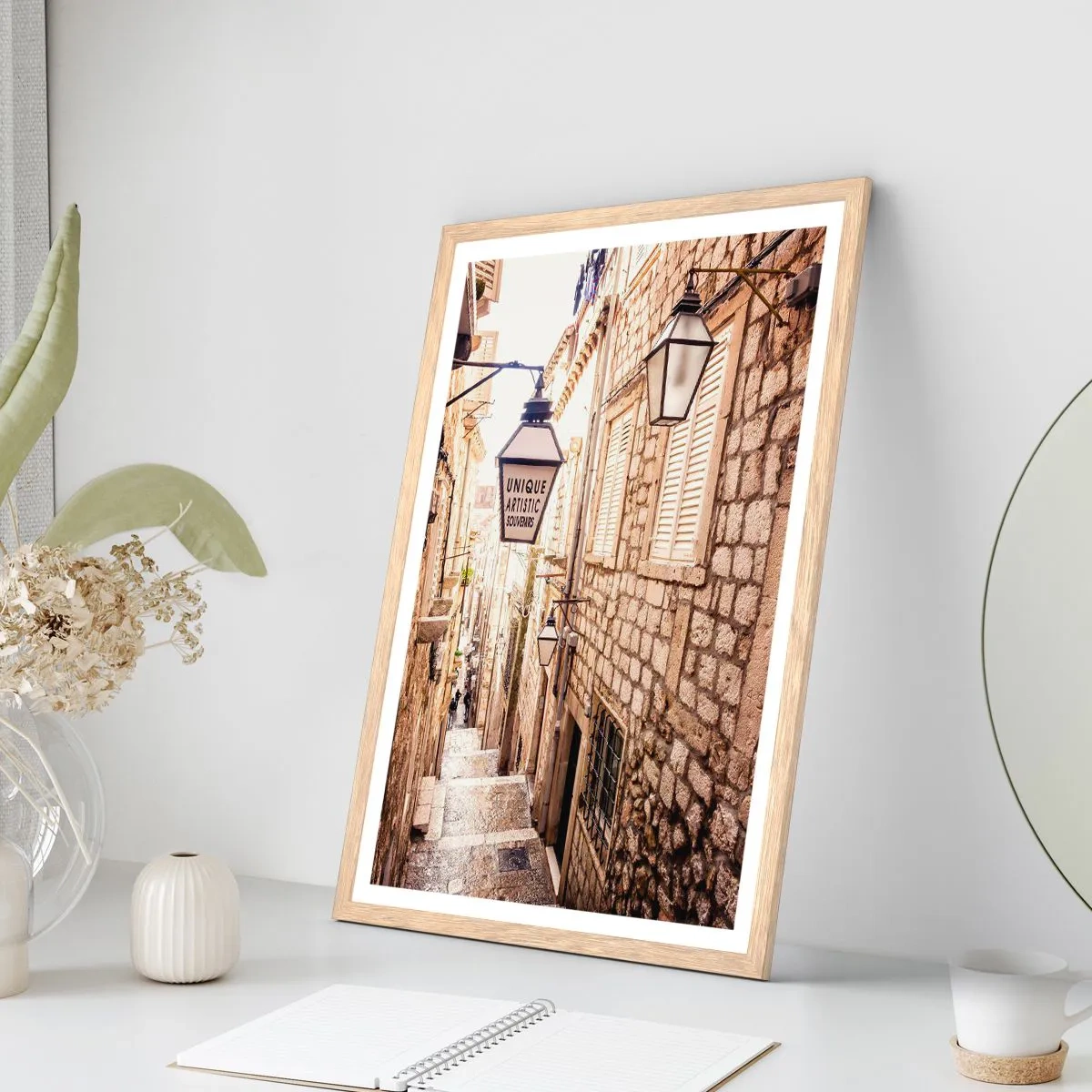 Een poster in een licht eiken lijst - Een charmant steegje - 61x91 cm