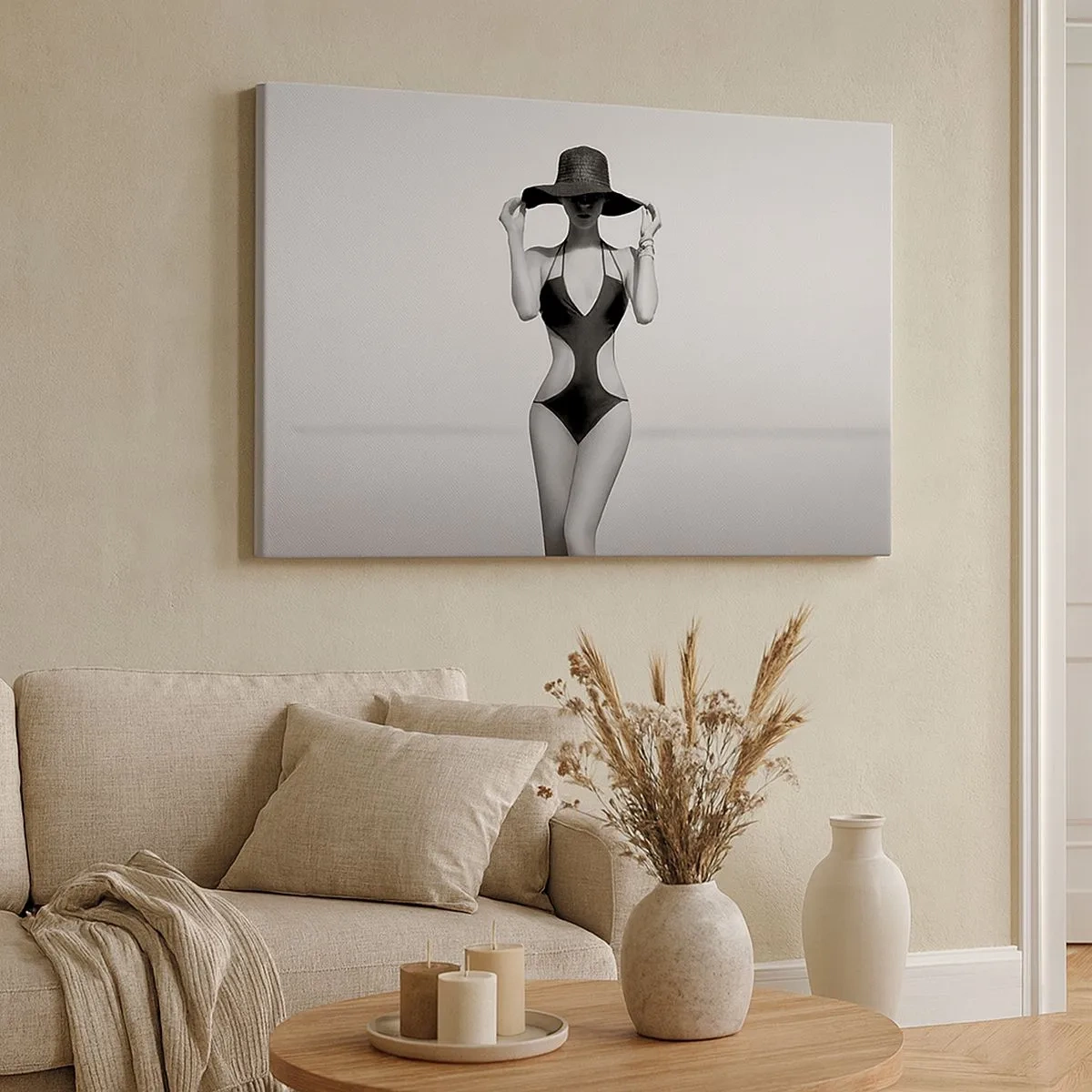 Schilderen op canvas - Zwart-wit silhouet van een vrouw met een hoed tegen de achtergrond van de zee - 70x50cm - Mijn naam is: Elegantie - Moderne wanddecoratie voor woonkamer en slaapkamer ARTTOR