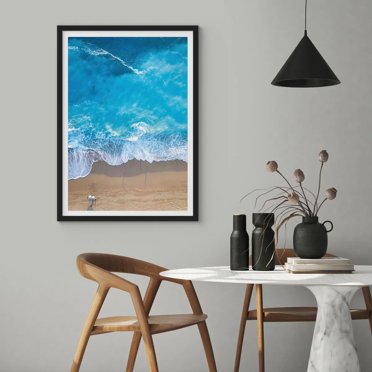 Poster in een zwarte lijst - Luchtfoto van oceaan golven die tegen de kust beuken - 50x70cm - De kracht van blauw - Moderne wanddecoratie voor woonkamer en slaapkamer ARTTOR