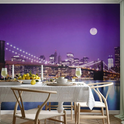 Fotobehang Premium Canvas - De lichten van de grote stad in paars - Stad, New York, Brooklyn Bridge - 300x210 cm