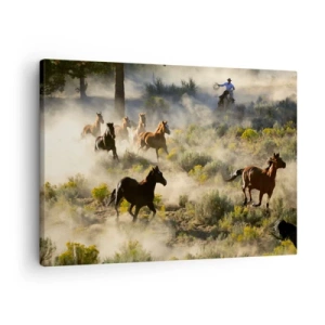 Schilderen op canvas - Een kudde wilde paarden galoppeert door het stof en de vegetatie - 70x50cm - Rivaliteit - vrijheid of mannelijke kracht? - Moderne wanddecoratie voor woonkamer en slaapkamer ARTTOR