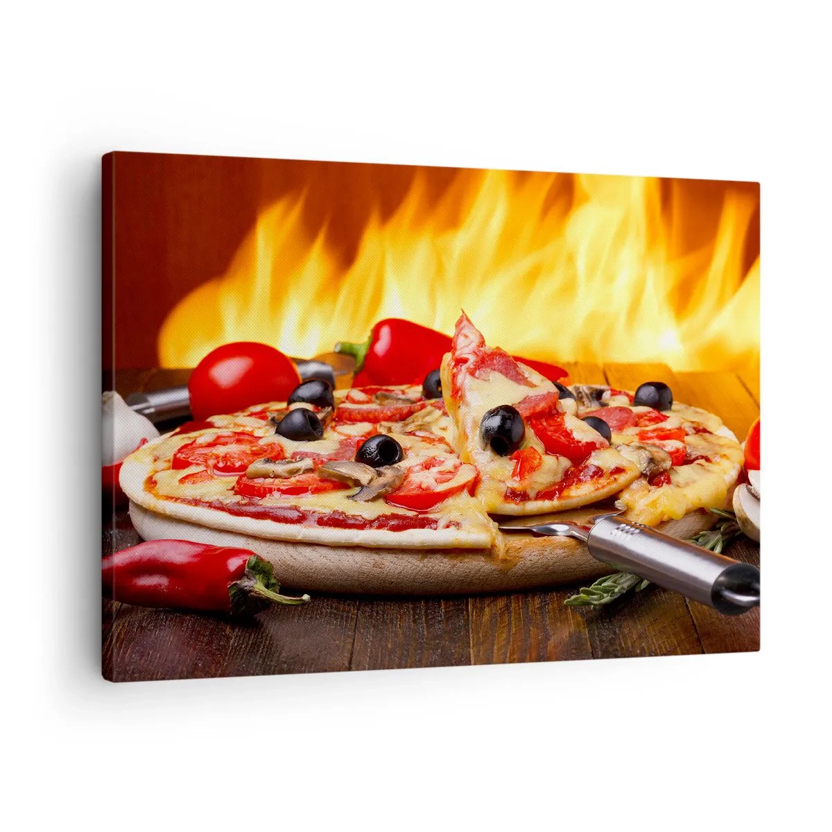 Schilderen op canvas - Pizza met olijven, tomaten en paprika's tegen een achtergrond van vlammen - 70x50cm - From Italy with love - Moderne wanddecoratie voor woonkamer en slaapkamer ARTTOR