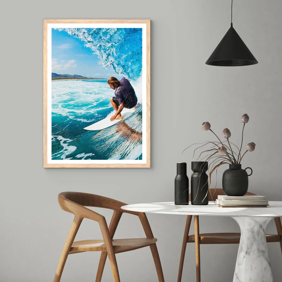Een poster in een licht eiken lijst - Dansend met de golven - 50x70 cm