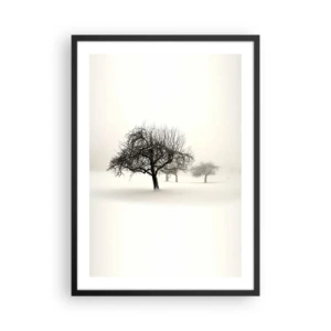 Poster in een zwarte lijst - Winterlandschap met eenzame bomen in een mistige omgeving - 50x70cm - Winterslaap - Moderne wanddecoratie voor woonkamer en slaapkamer ARTTOR