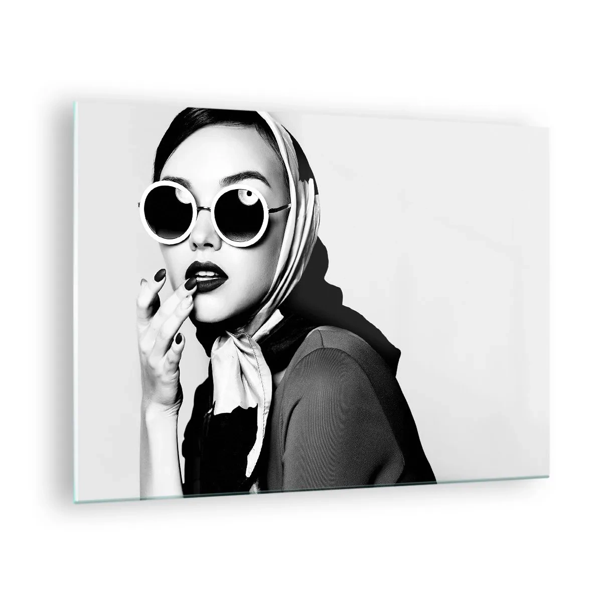 Schilderen op glas - Stijlvolle vrouw met bril en een zwart-witte sjaal - 70x50cm - Groeten uit de jaren 60 - Moderne wanddecoratie voor woonkamer en slaapkamer ARTTOR