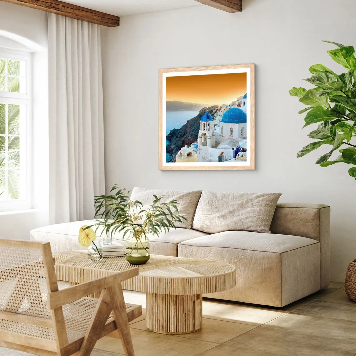 Een poster in een licht eiken lijst - Santorini - genesteld tegen de rotsen - 30x30 cm
