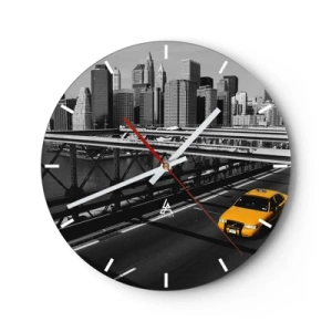 Wandklok - Klok - Een gele taxi tegen een zwart-witte stadsachtergrond - 30x30cm - De kleur van een grote stad - Moderne wanddecoratie voor woonkamer, keuken en slaapkamer ARTTOR