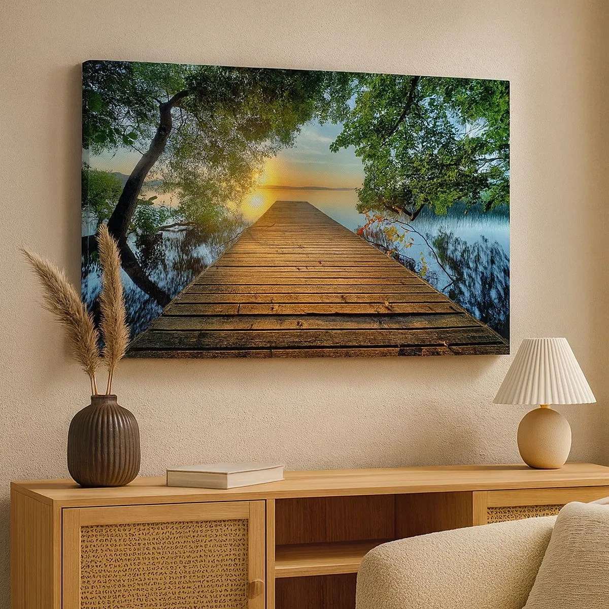 Schilderen op canvas - Een houten pier omgeven door groen tijdens zonsondergang - 70x50cm - Neem de tijd, ga zitten - Moderne wanddecoratie voor woonkamer en slaapkamer ARTTOR