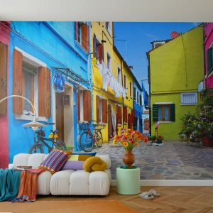 Fotobehang Standard Eco - Een kleurrijke straat met fietsen en bloemen in mediterrane stijl - 100x70cm - Pastel, zoet steegje - Moderne wanddecoratie voor woonkamer en slaapkamer ARTTOR
