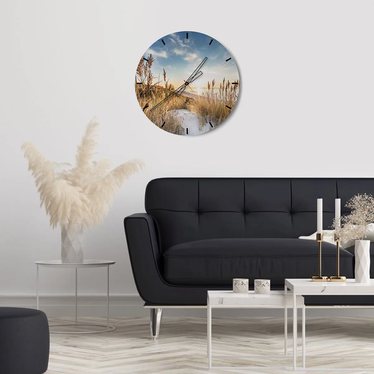 Wandklok - Klok - Een zandstrand met gras verlicht door de zonnestralen - 30x30cm - Noord strand - Moderne wanddecoratie voor woonkamer, keuken en slaapkamer ARTTOR