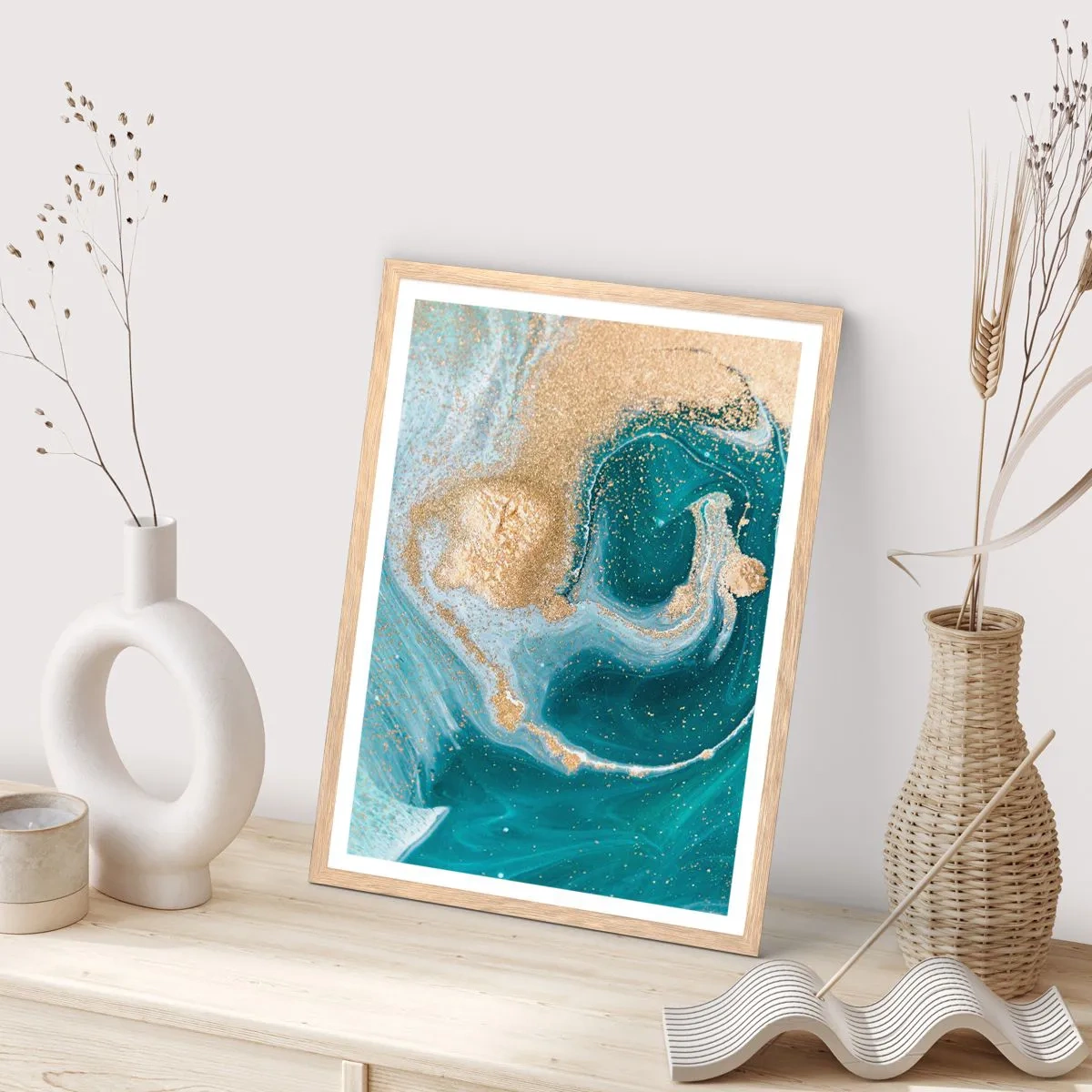 Een poster in een licht eiken lijst - Een werveling van goud en turkoois - 70x100 cm