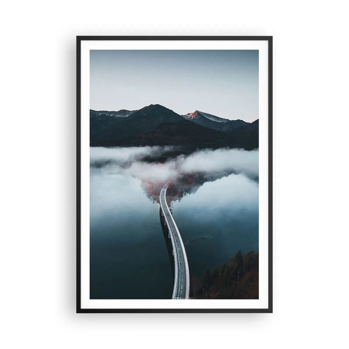 Poster in een zwarte lijst - Over water zo glad als een spiegel - 70x100 cm