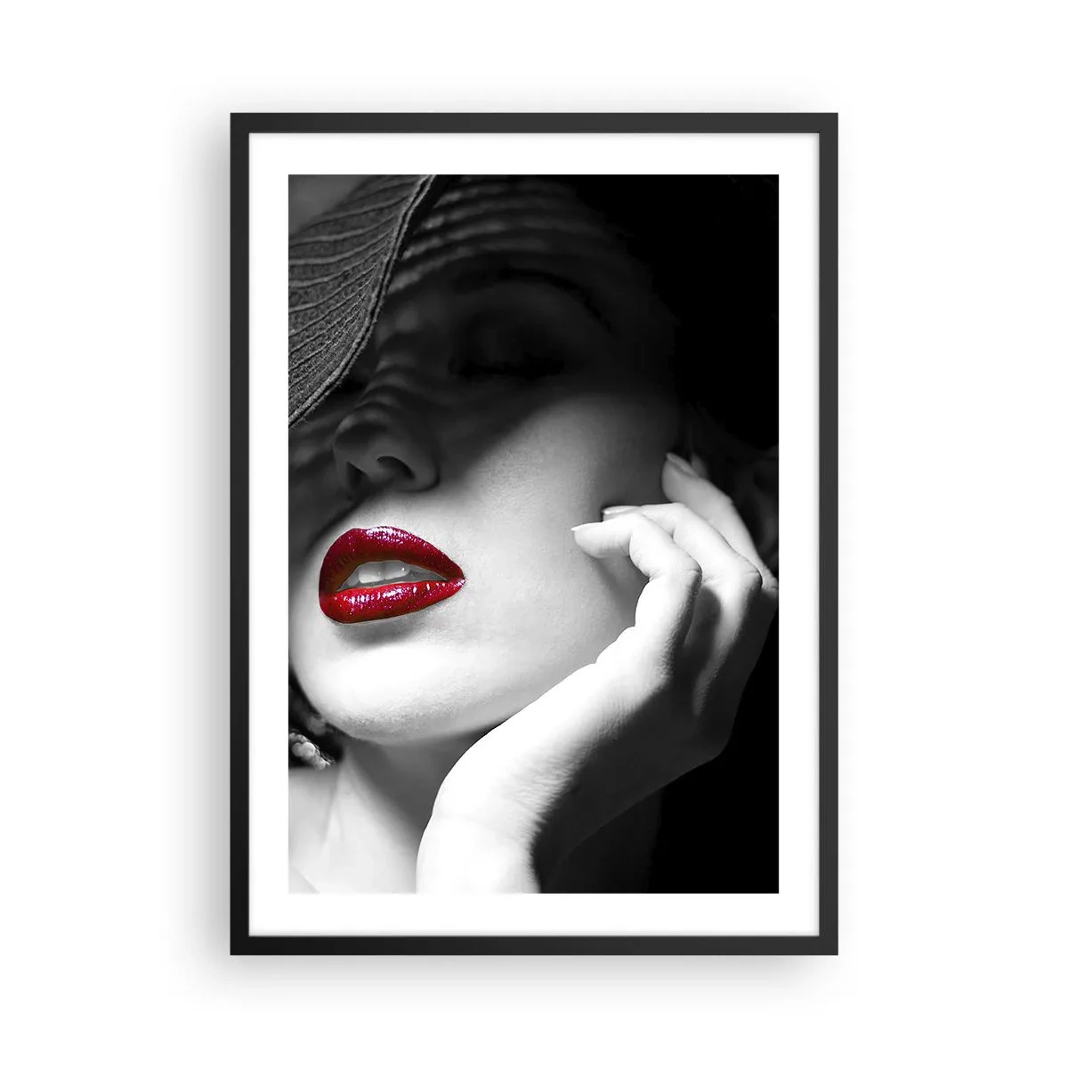 Poster in een zwarte lijst - Portret van een vrouw met een hoed en rode lippen - 50x70cm - Een studie in scharlaken - Moderne wanddecoratie voor woonkamer en slaapkamer ARTTOR