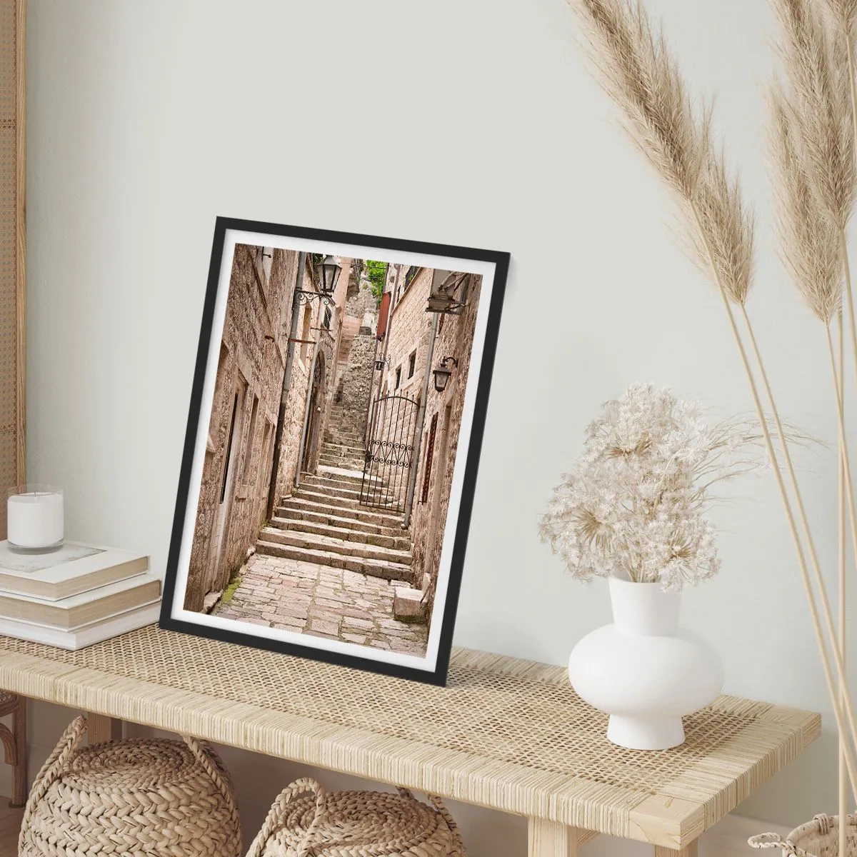 Poster in een zwarte lijst - Een stenen straat met historische trappen en lantaarns - 50x70cm - Een magisch oud steegje - Moderne wanddecoratie voor woonkamer en slaapkamer ARTTOR