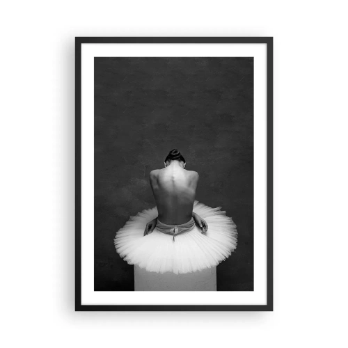 Poster in een zwarte lijst - Zwart-witportret van een ballerina zittend op een platform - 50x70cm - Het bloeit gewoon - Moderne wanddecoratie voor woonkamer en slaapkamer ARTTOR