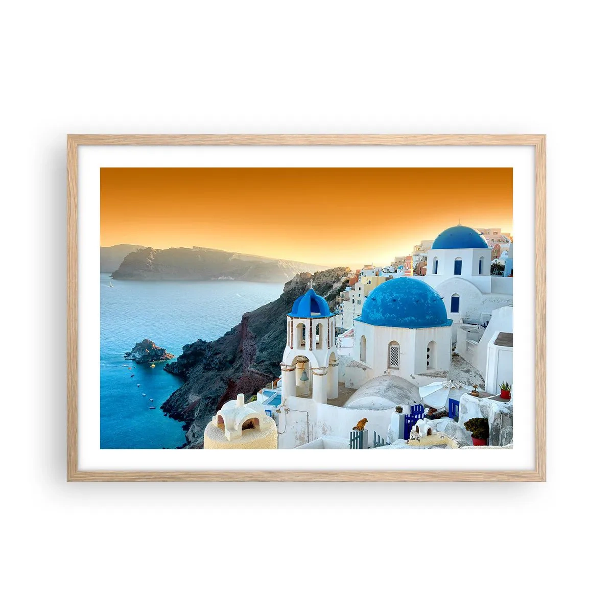 Een poster in een licht eiken lijst - Santorini - genesteld tegen de rotsen - 70x50 cm